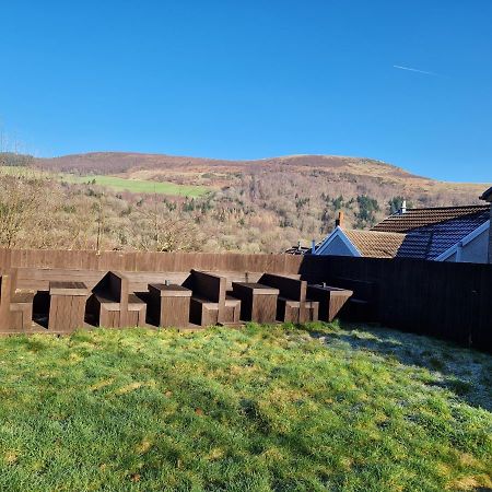Flat 2, Modern Studio Apartment, Tynte Hotel, Mountain Ash Quakers Yard 外观 照片