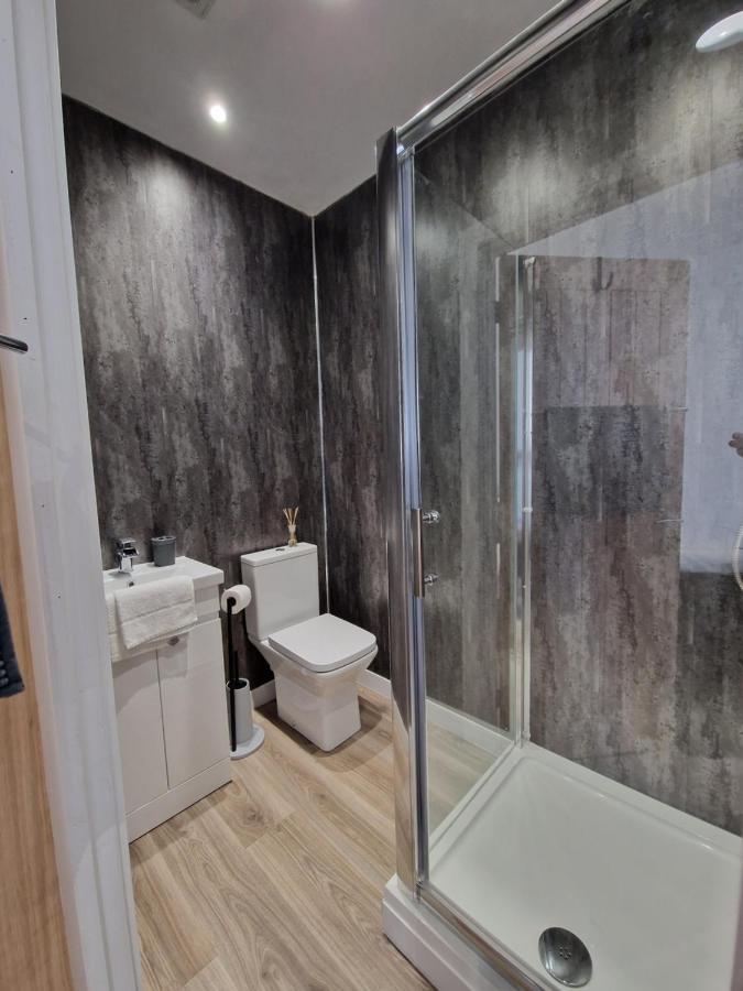 Flat 2, Modern Studio Apartment, Tynte Hotel, Mountain Ash Quakers Yard 外观 照片