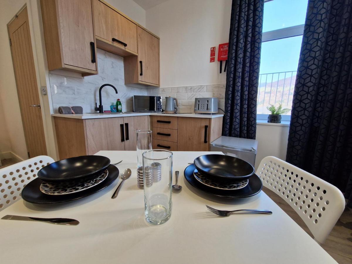 Flat 2, Modern Studio Apartment, Tynte Hotel, Mountain Ash Quakers Yard 外观 照片